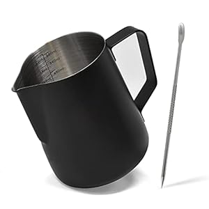 Joeji’s Kitchen Melkopschuimkan 600 ml met Latte Art-Pen – RVS Barista Melkkan met afmetingen – Melkkannetje met scherpe tuit – Zwarte