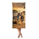 Toucher velours ultra doux : fabriquée en tissu de velours de renard argenté (95 % polyester et 5 % élasthanne), cette grande serviette de plage offre une sensation douce semblable à un nuage qui glisse en douceur contre la peau et offre un confort ultime pour bronzer, nager ou se prélasser.