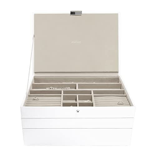 Non lasciare che i tuoi gioielli si aggroviglino, si appannino e dimentichino. Organizza la tua collezione con una scatola di gioielli Stackers.