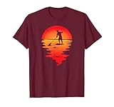 SUP board d'homme paddle board Stand Up Paddle Surfing est un sport nautique pour surfeurs de stand up paddle où vous devez pagayer debout sur la planche de surf dans la mer ou le lac. Grande idée de cadeau d'anniversaire d'accessoires de paddleboard