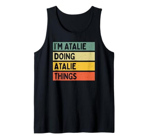 Citazione personalizzata nome con effetto testo usurato come idea regalo personale o abito di coppia abbinato per Atalie. Sono disponibili anche molte altre citazioni di nomi personalizzati.