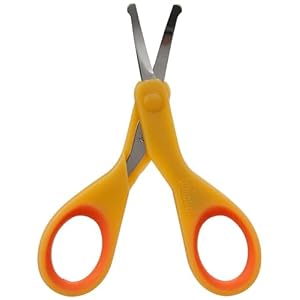 Chicco Nagelschere für Babys und Kinder, Edelstahl-Babyschere mit gebogenen Klingen und abgerundeten Spitzen, Schutzhülle, rutschfester Gummigriff – Babyzubehör für Neugeborene ab 0 Monaten