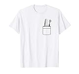 Wenn du Zahnmedizin studierst, kannst du das T-Shirt in der Universität tragen. Funny Pocket Shirt, Spiegel, Pinzette und Sonde in einer aufgedruckten Tasche., tolle Geschenkidee für dentale Berufe.