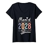Photo Gallery donna classe di 2028 mamma di un laureato senior retro graduation vint maglietta con collo a v Photo Gallery donna classe di 2028 mamma di un laureato senior retro graduation vint maglietta con collo a v