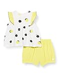 Completo per bambina con camicetta e shorts.
