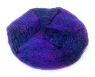 Béret violet en mohair et laine tricoté main look vintage élégant