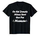 Petite fille à Maman drôle et humoristique fille chérie. La petite princesse de Maman. Enfant manger chez Maman.