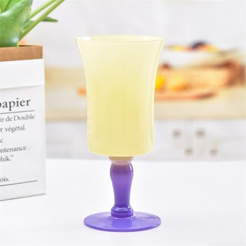 Vasos de agua elegantes en copa rosa para evitar mesas aburridas 5