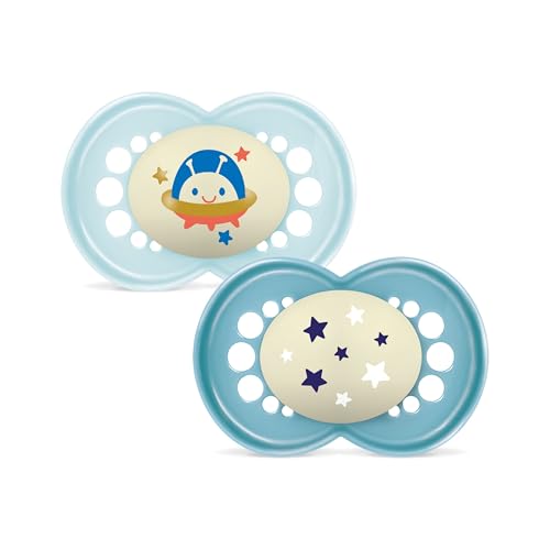 MAM Original Night Succhietto 6+ Mesi (Set da 2), Ciuccio MAM 6-16 mesi che si illumina al buio con tettarella in caucciù, Kit da 2 accessori neonato con porta ciuccio sterilizzatore, Azzurro/Celeste