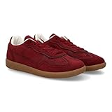Chaussure avec détails micro-perforés.