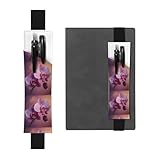 Avec son ouverture inclinée sur le devant relié à des bandes élastiques, le marque-page Black WZYWHJ Orchids recouvert d'eau en cuir imprimé garantit que vos outils d'écriture sont facilement accessibles tout en empêchant les égarements, et sa surface facile à nettoyer (il suffit de l'essuyer avec un chiffon humide) facilite l'entretien.