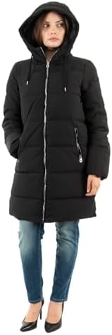 Stylischer ONLY ONLDOLLY Steppmantel für Damen in urbaner Umgebung.