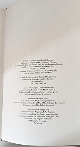 El Abrazo De La Noche [Castillian] 8467235535 Book Cover