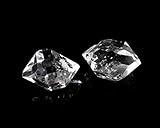 Als Herkimer Diamanten bezeichnet man doppelendige Bergkristalle, die nach Ihrem Fundort benannt sind. Sie sind eine wertvolle Sonderform des Doppelenders, meist kristallklar bis milchigweiß, teils mit charakteristischen Einschlüssen
