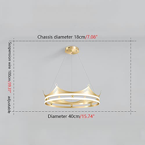 Suspension LED couronne or pour illuminer les repas dans un salon chic