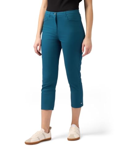 Pantaloni cropped realizzati in raso di cotone tinta unita, vestibilità slim, chiusura con bottone e zip, tasche laterali, castone cucito a mano sul fondo gamba.