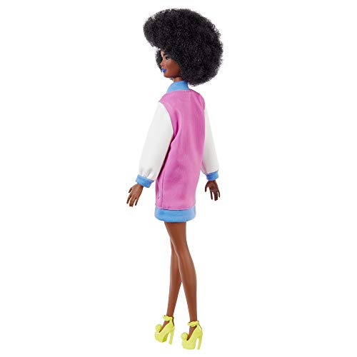 Barbie Fashionista Muñeca afroamericana con chaqueta beisbolera y accesorios de moda (Mattel GRB48)