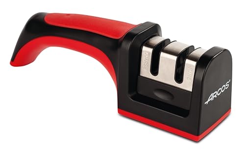 ARCOS Afilador Profesional con Mango Ergonómico de Uso Manual para Afilar y Pulir Cuchillos. Rodillos Cerámicos y de Carbono. Color Rojo y Negro
