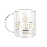 IMPRIMÉ EN FRANCE : Une fabrication soignée. Ce mug en verre est personnalisé dans notre atelier en France. Le motif Madame Chic Luxe France Vintage est appliqué par sublimation, jouant avec la transparence du verre pour un rendu moderne et élégant.