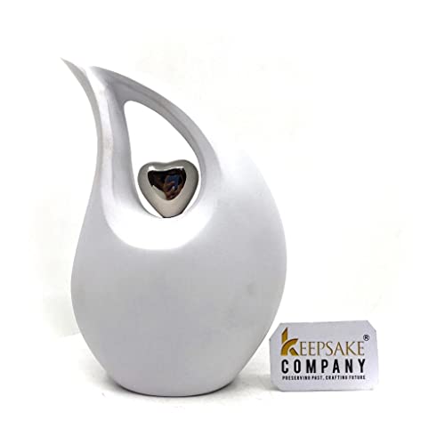 KEEPSAKE COMPANY Weiße, tropfenförmige, mittelgroße Urnen für menschliche Asche mit silbernem Herz (15,2 cm Höhe) – einzigartige mittelgroße Urne für Beerdigungen – kleine Haustierurne, weiß matt