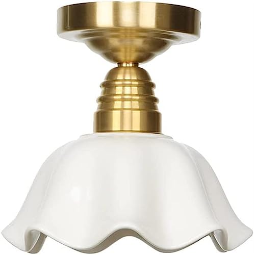 Lampe industrielle près du plafond pour optimiser les petits espaces