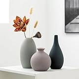 ceramica decoracion Maestria artigianale nella lavorazione della ceramica: questo set di 3 vasi è realizzato con cura artigianale in argilla di alta qualità e cotto ad alte temperature per garantire una lunga durata. Caratterizzati da una superficie resistente alla corrosione, i vasi hanno anche un interno impermeabile, che li rende ideali per contenere fiori freschi e preservarne la vivacità. Sono anche perfetti per esporre con eleganza piante artificiali e fiori secchi, aggiungendo un fascino senza tempo alla tua casa