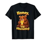 Chéri! I'm Hibernating présente un adorable ours de dessin animé tenant un pot de miel, mêlant humour, animaux et ambiance chaleureuse. Parfait pour les adultes qui aiment les ours, les jeux de mots culinaires et les dessins animés pleins d'esprit, ce