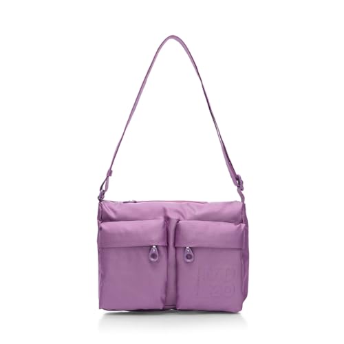 Borsa a tracolla realizzata in mitrix, storico materiale di Mandarina Duck che si caratterizza per versatilità, leggerezza ed effetto cangiante. La tracolla è regolabile e la presenza di comode tasche interne ed esterne la rendono funzionale e pratica.