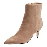 Vervollständigen Sie Ihren Look mit den Marc Fisher Glorry Stiefeletten. Er verfügt über eine spitze Zehenpartie, einen Stiletto-Absatz und einen seitlichen Reißverschluss. Diese Stiefelette ist der perfekte Grundausstattung für jeden Kleiderschrank. Entworfen für die moderne Frau, bietet Marc Fisher Footwear Statement-Schuhe für jeden Anlass.