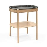 TABLE À LANGER OVALE - La Table à langer Stokke Sleepi est à la hauteur idéale pour changer votre bébé et comprend un matelas à langer rembourré. De plus, elle est équipée d’une généreuse tablette ouverte pour un rangement pratique.