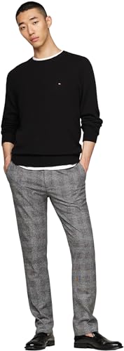 Modelo vistiendo el pantalón de traje de Tommy Hilfiger junto a un suéter negro, mostrando un look elegante y moderno