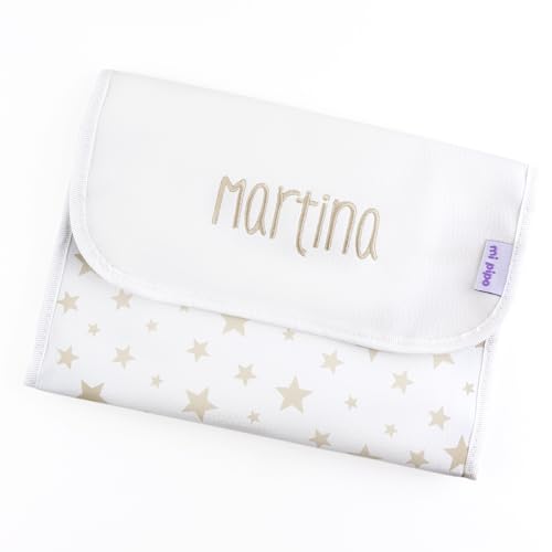 Mi Pipo - Portadocumentos Bebe Personalizado con Nombre y Estrellas - Beige | Funda Porta Documentos de Bebé | Polipiel con Cierre Velcro y Compartimentos | Ideal para Guarderia, Excursiones y Viajes