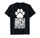 This house is under the protection of the cat dire Petit chat cadeau Petit chat chat. Petite maman chat homme Petit chat chaton femme.
