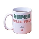 MUG PERSONNALISABLE SUPER BELLE-FILLE : Un cadeau idéal pour remercier une ! Ce mug personnalisable est le mug parfait pour apporter une attention chaleureuse a votre maman.