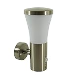 hanau lampe Die attraktive Wandleuchte fügt sich hervorragend in den modernen Außenbereich. Das minimalistische Design passt aber ebenso in die klassische und etliche andere gestaltete Umgebungen. Dort sorgt sie für einen höchst angenehmen Lichtschein, denn das Edelstahlgestell wird ergänzt von einem Diffusor aus Kunststoff, der nach oben hin breiter wird und mit einer Edelstahlkappe abschließt.