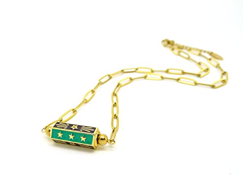 Collier amulette vert de fabrication française, l'éclat d'un bijou fait main