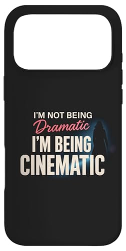 ���̓h���}�`�b�N����Ȃ��āA�V�l�}�e�B�b�N�Ȃ�-�e�B�[���E�L�b�Y�E�X�����O �X�}�z�P�[�X iPhone 17 Pro Max �p