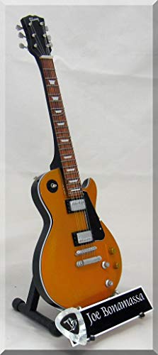 JOE BONAMASSA Guitare Miniature Les Paul avec médiator - Les Beatles, Paul McCartney, John Lennon, RIngo Starr, George Harrison JOE BONAMASSA Guitare Miniature Les Paul avec médiator