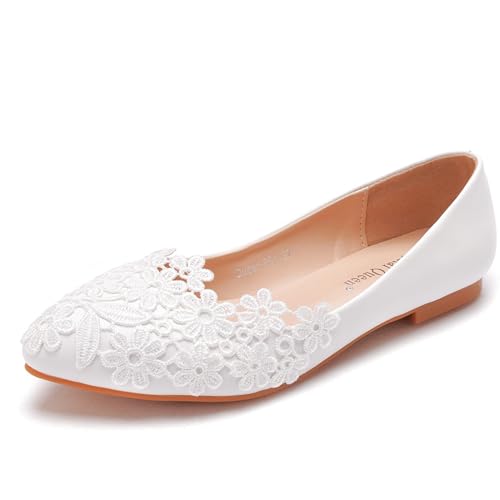 Chaussures dolly mariage à bout fermé en fine dentelle blanche ajourée
