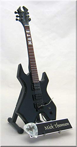 MICK THOMSON Guitare Miniature avec médiator SLIPKNOT HATE - Les Beatles, Paul McCartney, John Lennon, RIngo Starr, George Harrison MICK THOMSON Guitare Miniature avec médiator SLIPKNOT HATE
