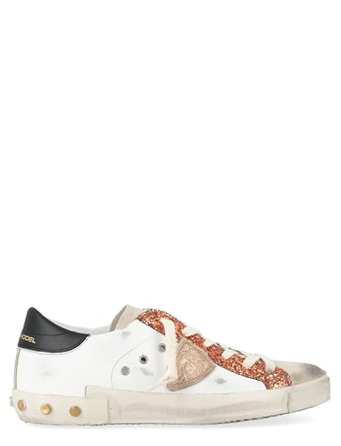 Sneaker Philippe Model modello Prsx realizzato in pelle bianca nera e arancione. Caratterizzata da passalacci con glitter arancioni e da un talloncino nero logato. Presenta inoltre lo scudo laterale color bronzo ed una suola in gomma di 2,5 cm. Passalacci con glitter Effetto used Talloncino nero logato Scudo color bronzo Suola in gomma di 2,5 cm