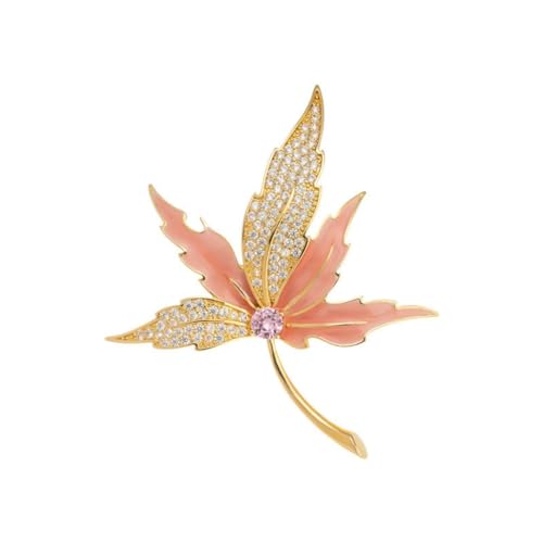 Broche en feuille d'érable fraîche sur un manteau d'automne chic