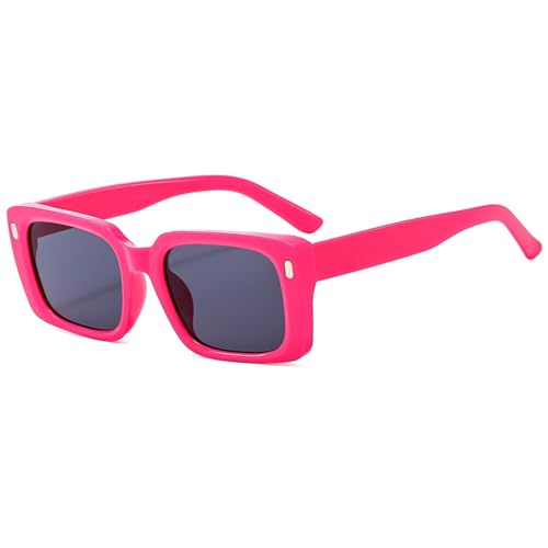 Lunettes de soleil carrées pour affirmer votre look rétro chic en shooting urbain