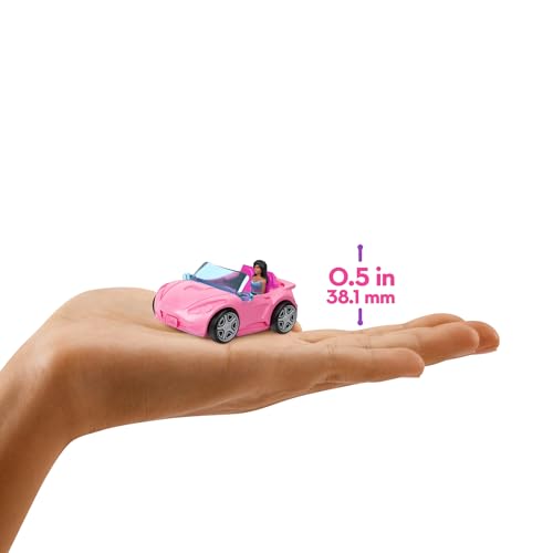 Barbie Coffret Décapotable Mini BarbieLand comprenant une poupée de 3,8 cm, une voiture décapotable qui change de couleur et un panneau de rue, HYF42
