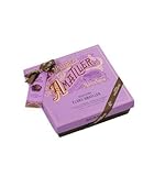 Contiene 6 unidades de cada variedad: Chocolate con leche y praliné de avellanas, 50% Cacao con trufa al Cointreau, 50% Cacao al cava, 70% Cacao con naranja y Chocolate con Leche con frambuesa.