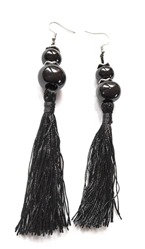 Boucles d'oreilles noires avec des perles en céramique, pompons satiné sur crochets en acier inoxydable.