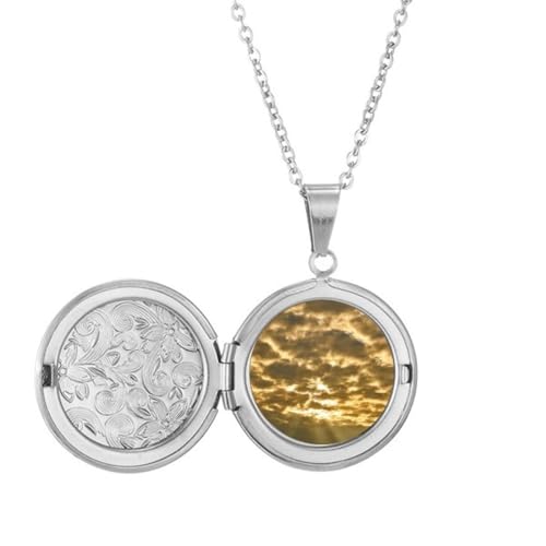 Collier médaillon nuages jaune soleil : gardez vos souvenirs précieux près du cœur