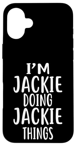 I'm JACKIE Doing JACKIE Things T�V���c �m�x���e�B ���[���A �V���c �X�}�z�P�[�X iPhone 16 Plus �p