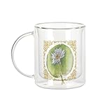IMPRIMÉ EN FRANCE : Une fabrication soignée. Ce mug en verre est personnalisé dans notre atelier en France. Le motif Lotus Elegant Botanique Collage Nature Fleurs Vintage Decoratif Cadre Frise Zoomer est appliqué par sublimation, jouant avec la transparence du verre pour un rendu moderne et élégant.