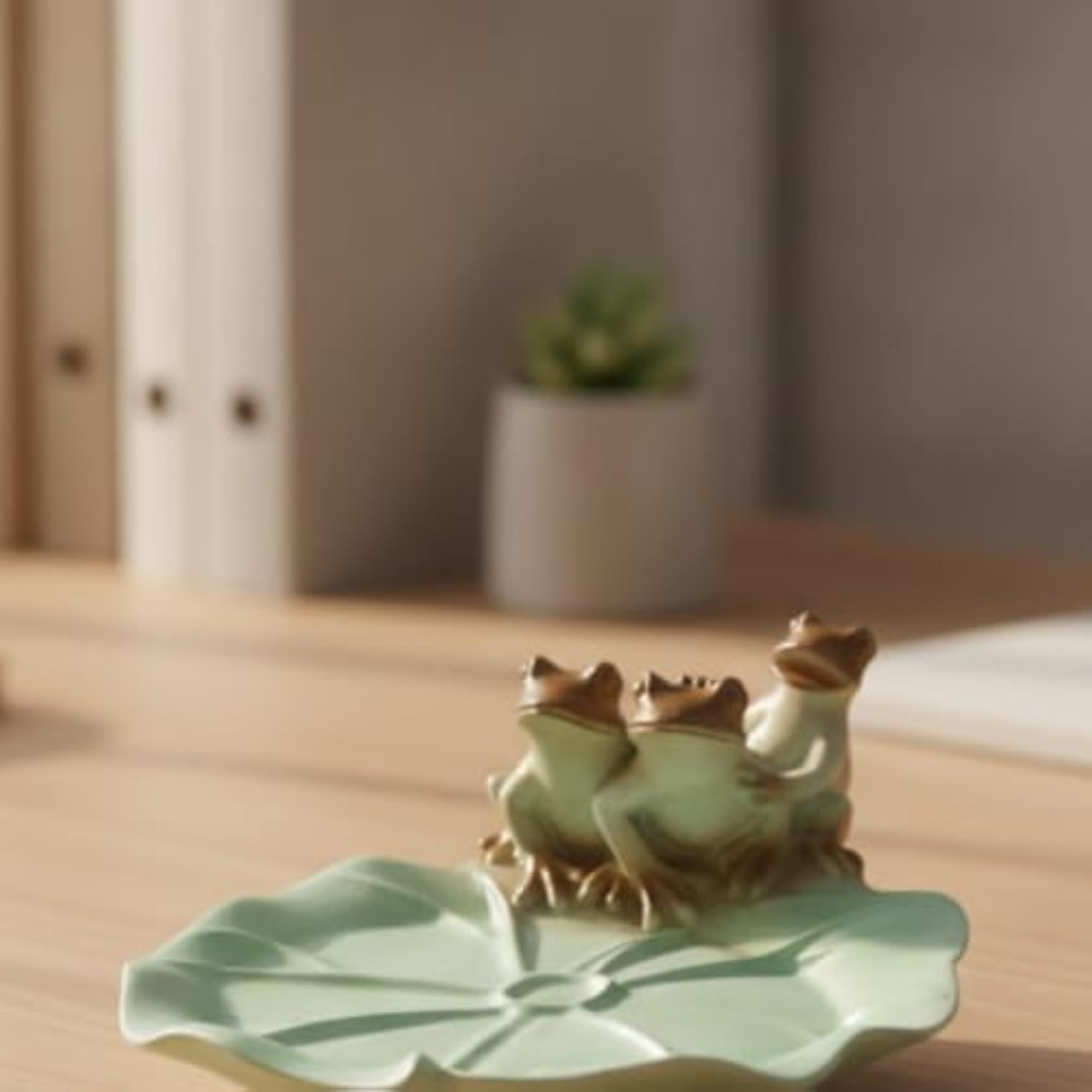Nature-Inspired Lotus Leaf Dish with Frog Design